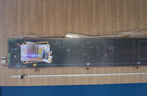 互動(dòng)彩云墻丨基于RFID和多媒體互動(dòng)的滑軌多聯(lián)屏定點(diǎn)播放系統(tǒng)