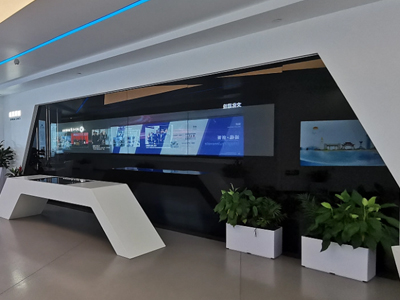 展廳中多屏聯(lián)動的實(shí)現(xiàn)通常需要哪些設(shè)備？